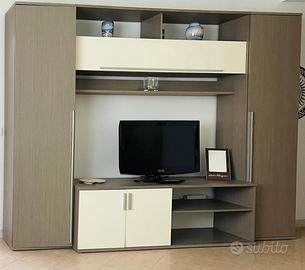 Parete soggiorno e mobile disimpegno