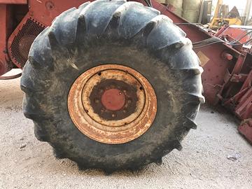 Due gomme mietitrebbia laverda 3550AL