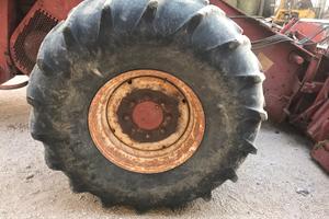 Due gomme mietitrebbia laverda 3550AL