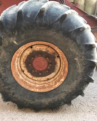 Due gomme mietitrebbia laverda 3550AL