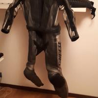 Tuta pelle moto Dainese taglia 50 e casco Shoei