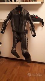 Tuta pelle moto Dainese taglia 50 e casco Shoei