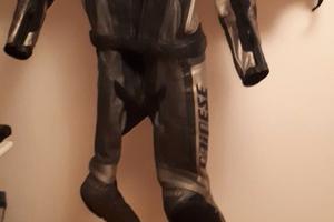 Tuta pelle moto Dainese taglia 50 e casco Shoei