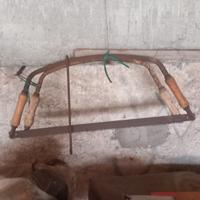 Serie di oggetti vintage: sega a mano, sgranolatri