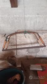 Serie di oggetti vintage: sega a mano, sgranolatri