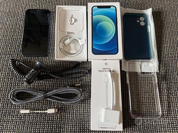 iPhone 12 mini blue con accessori vari