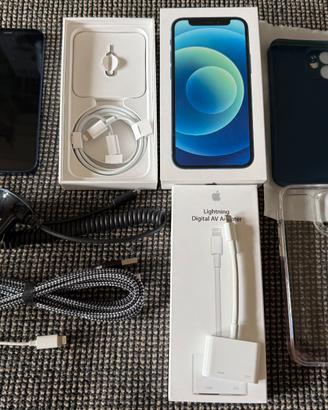 iPhone 12 mini blue con accessori vari