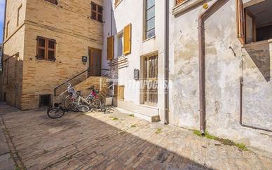 CIELO-TERRA CON GARAGE E TERRAZZO PANORAMICO