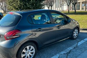 Peugeot 208  Hdi 1.5 neopatentati