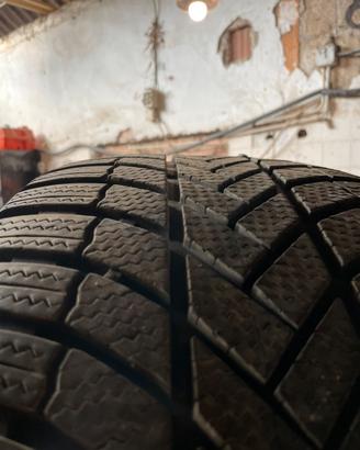 275 50 R 20 Bridgeston gomme invernali