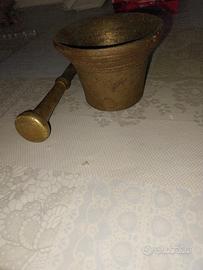 Mortaio e pestello in bronzo antico 