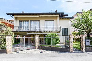 VILLA BIFAMILIARE CON GIARDINO PRIVATO CENTRO ERBA