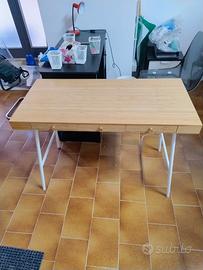 scrivania legno chiaro IKEA
