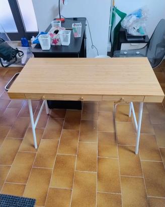 scrivania legno chiaro IKEA