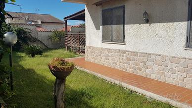 Villa su 2 livelli, ampio giardino,60 mt. dal mare