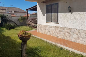 Villa su 2 livelli, ampio giardino,60 mt. dal mare