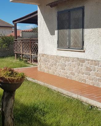 Villa su 2 livelli, ampio giardino,60 mt. dal mare