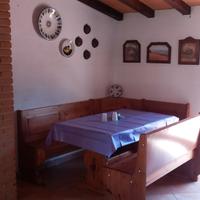 Tavolo e cassapanche stile rustico