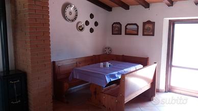 Tavolo e cassapanche stile rustico