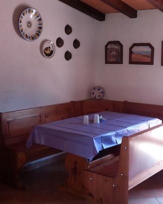 Tavolo e cassapanche stile rustico