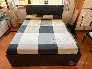 Letto con spalliera e materasso (entrambi Ikea)
