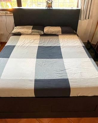 Letto con spalliera e materasso (entrambi Ikea)