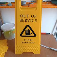 4 cartelli pavimento scivoloso  fuori servizio
