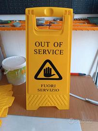 4 cartelli pavimento scivoloso  fuori servizio