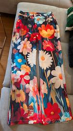 Pantaloni fiorati a zampa