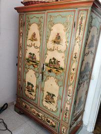 armadio in legno d'epoca 