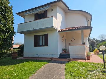 Villa singola con ampio giardino