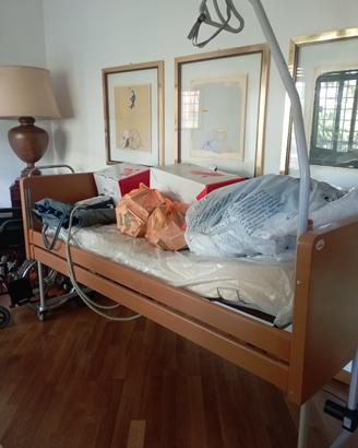 Letto ospedaliero con telecomando 