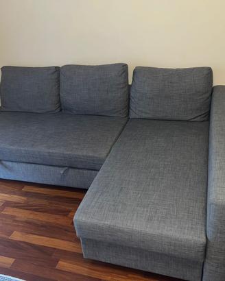 Divano contenitore con poggiapiedi estraibile