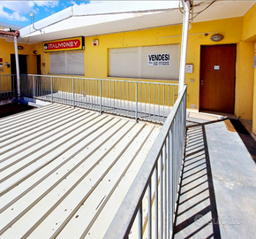 Luminoso locale in zona commerciale