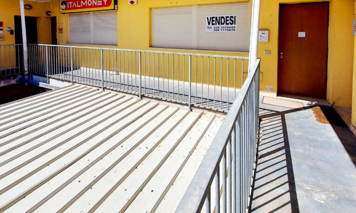 Luminoso locale in zona commerciale