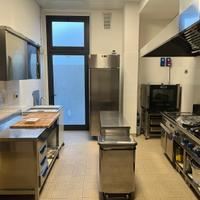 Cucina industriale completa – pari al nuovo