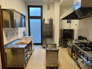 Cucina industriale completa – pari al nuovo