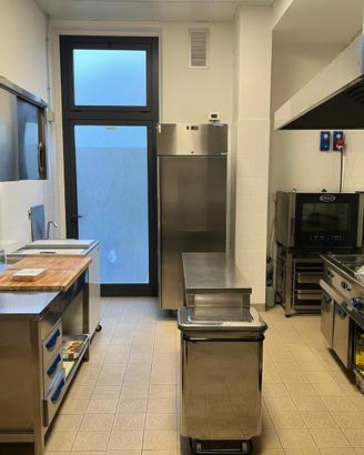 Cucina industriale completa – pari al nuovo