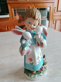 statuetta di bimba con coniglietti 