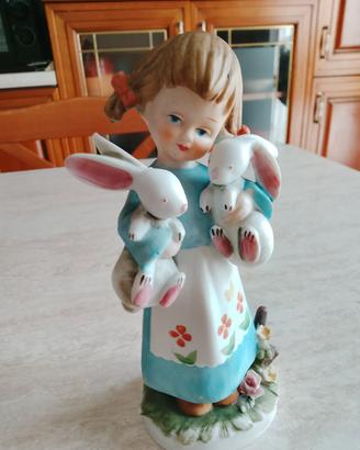 statuetta di bimba con coniglietti 