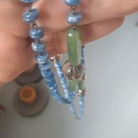 Collana fatta a mano con filo d'argento e pietre 