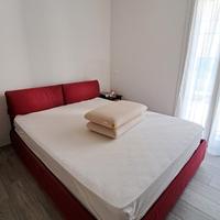 Letto matrimoniale imbottito rosso con rete e mate