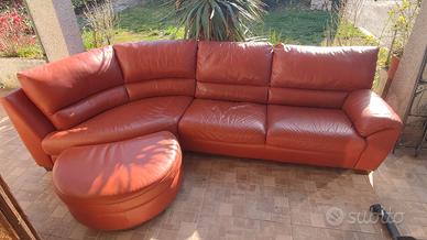 Divano Angolare in Pelle + Pouf Sagomato Natuzzi