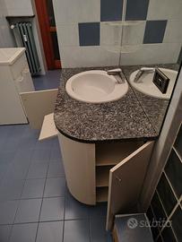 Mobile bagno bianco con top in granito