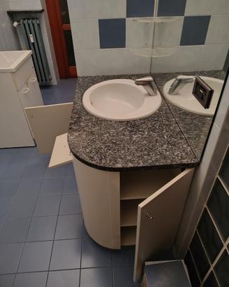 Mobile bagno bianco con top in granito