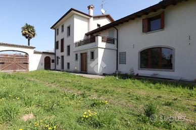VILLA SINGOLA A TREPPO GRANDE