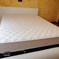 Letto matrimoniale in ecopelle e materasso