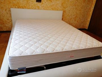Letto matrimoniale in ecopelle e materasso
