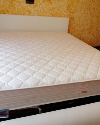 Letto matrimoniale in ecopelle e materasso