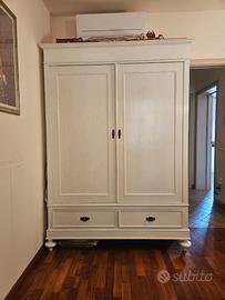 Armadio bianco in legno a due ante